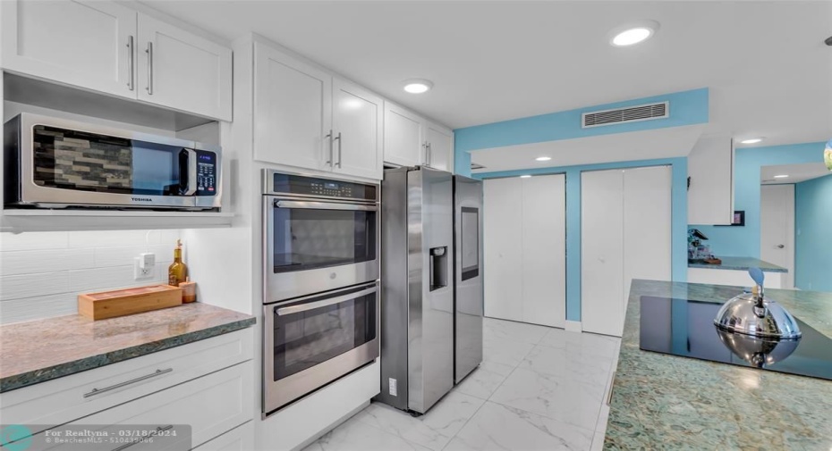 Chefs Dream - Double Ovens! Pantry across the hall.