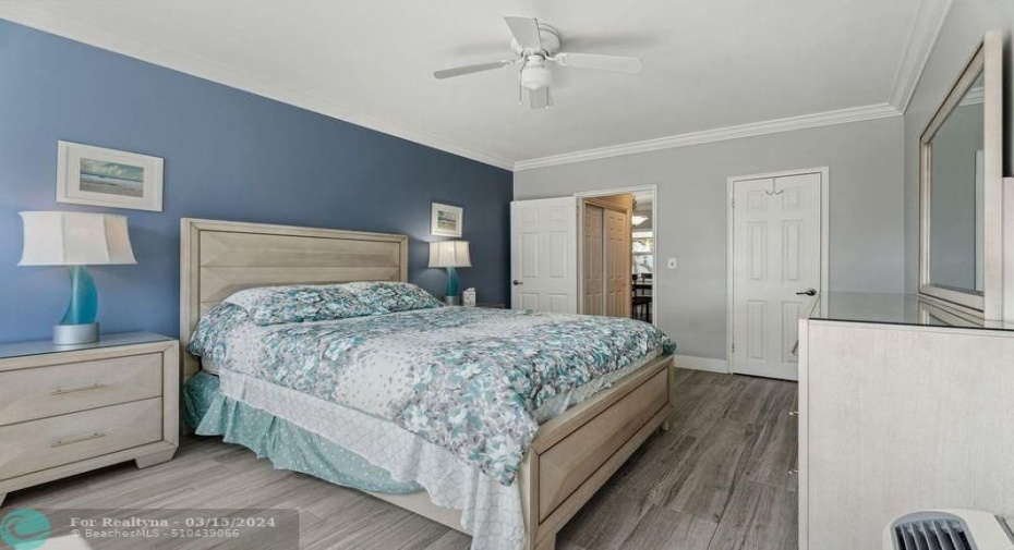 Has walk in closet