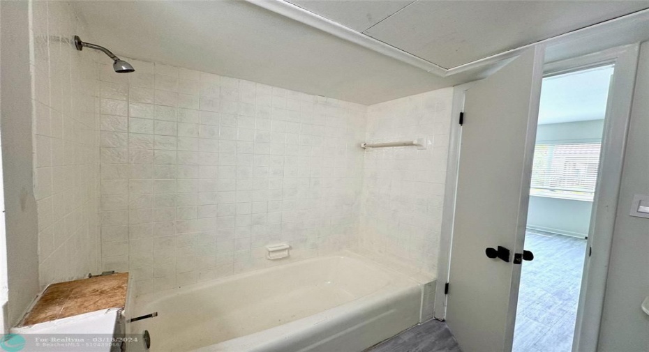 Bathtub/shower combo