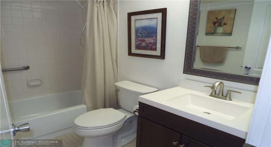 Guess bathroom w/Tub