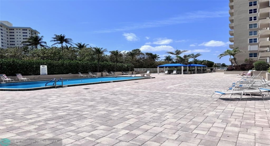 Large Pool deck