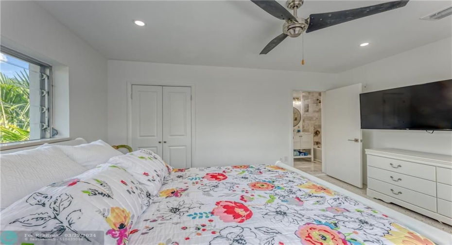 3rd bedroom w/ private bath
