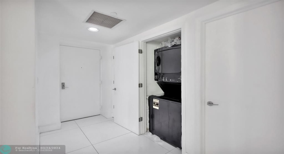 For your convenience inthe Foyer there is awasher/dryer in the unit.