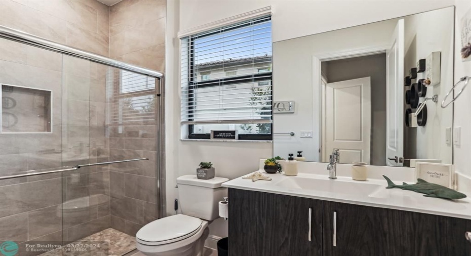 Guestroom bathroom