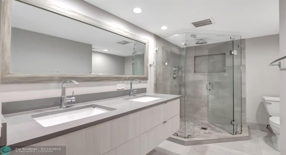 Fully remodeled, modern bathroom!