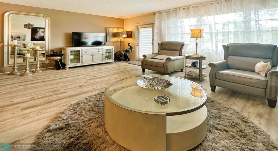 Laminate Flooring Thru-out.