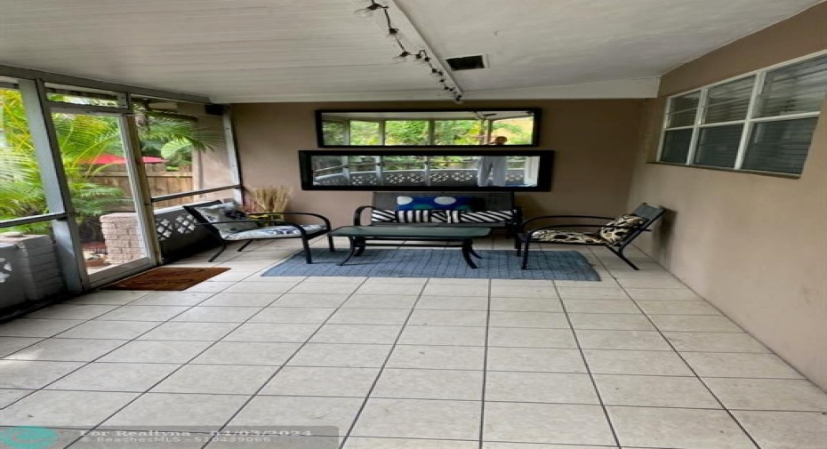 1/1 Private Patio