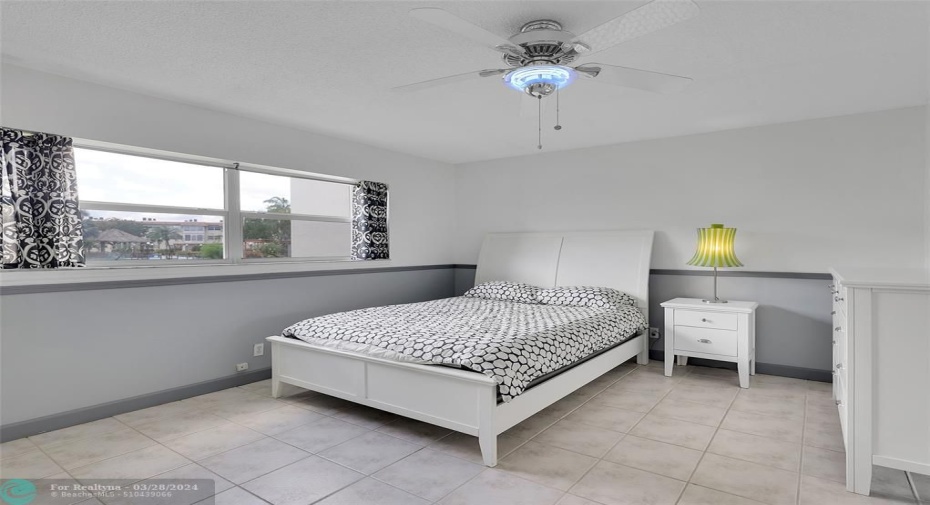 Oversized bedroom with garden view