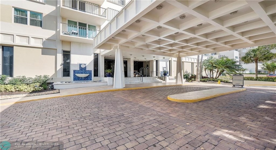 Circular driveway