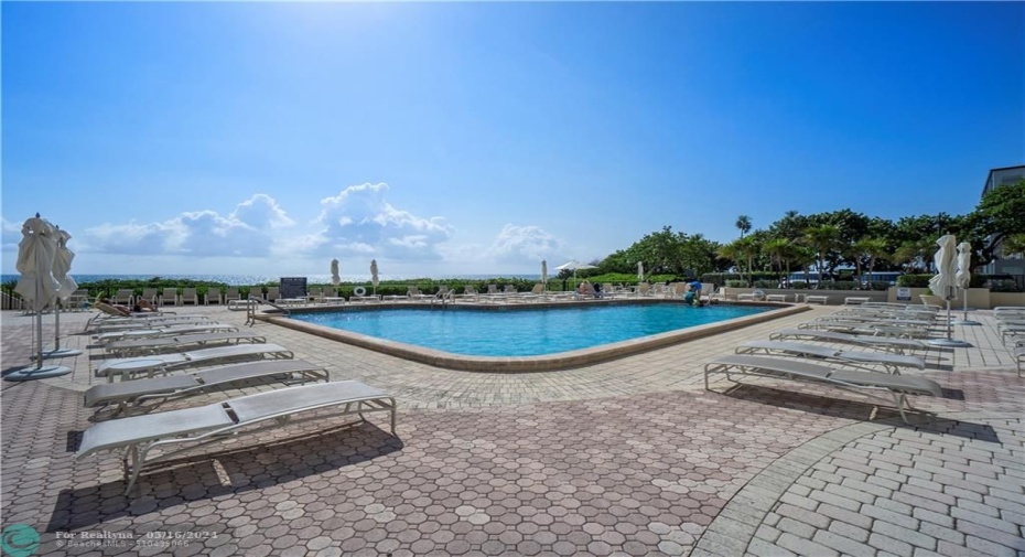 Huge pool deck