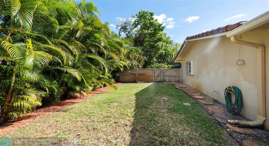Side Yard great space for RV or Boat- Double gate