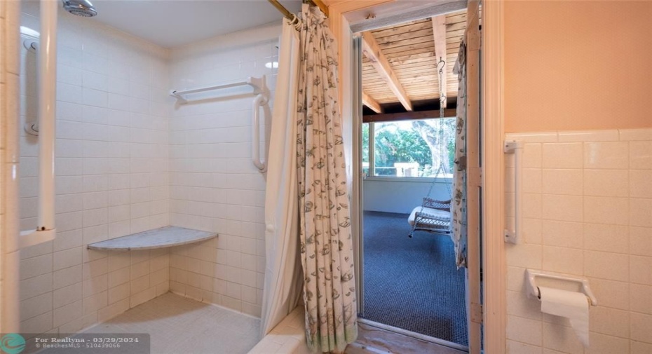 Cabana bath to screened patio