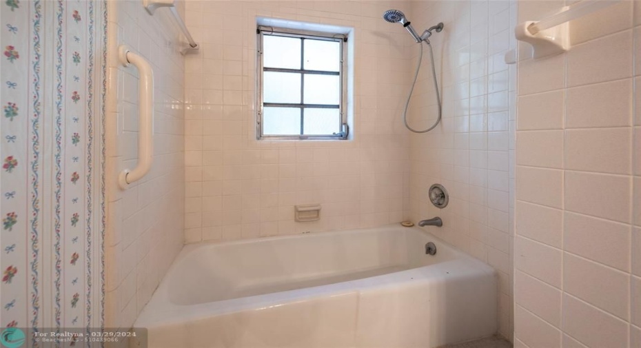 2nd side has vanity and Tub