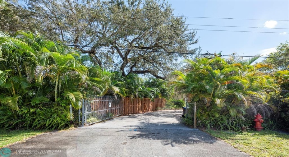 private 2nd entrance thru electric gated driveway