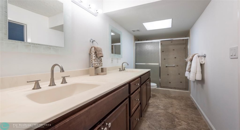 Master Bath w/Dual Sinks and Walk In Shower
