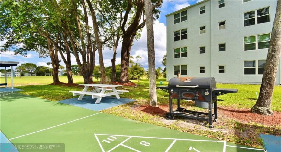 BBQ AT SHUFFLE BOARD COURT