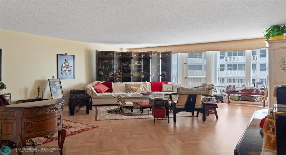 Spacious Living Room - Plank Laminate Flooring throughout the Living Room, Dining Room and Hallway