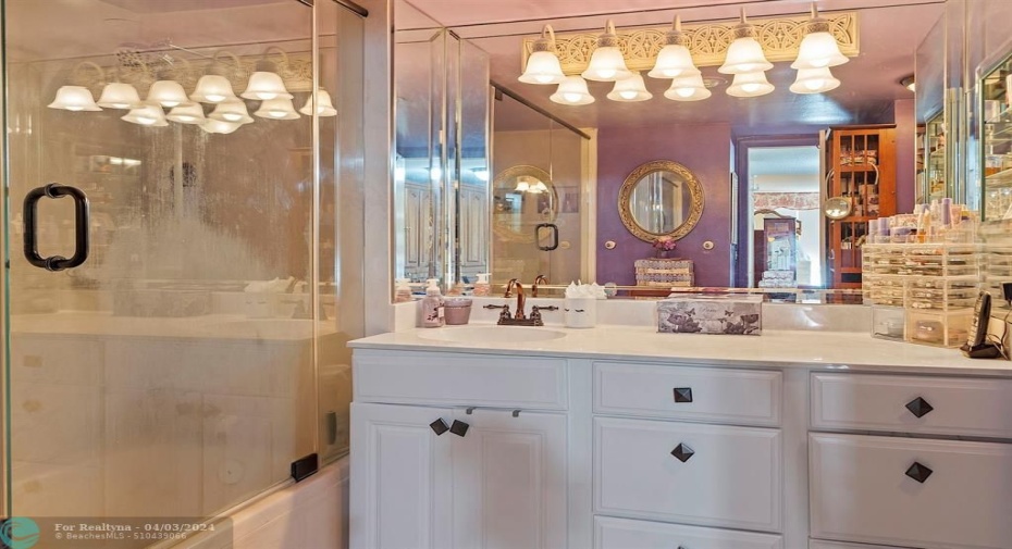 Master Bathroom with oversized Tub/Shower Como