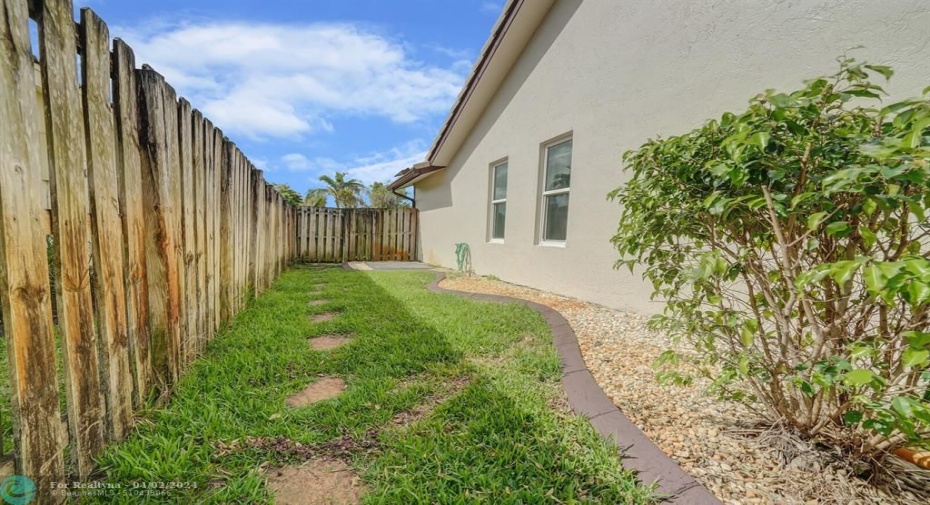 SIDE YARD FOR PETS AND KIDS