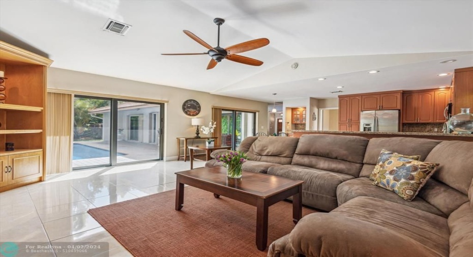 kitchen/livingroom with pool view