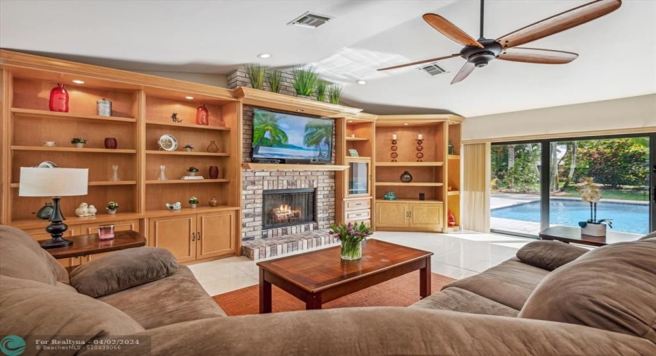 kitchen/livingroom with pool view