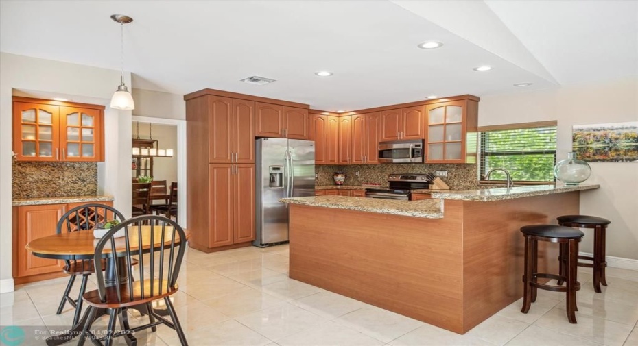kitchen/livingroom with pool view