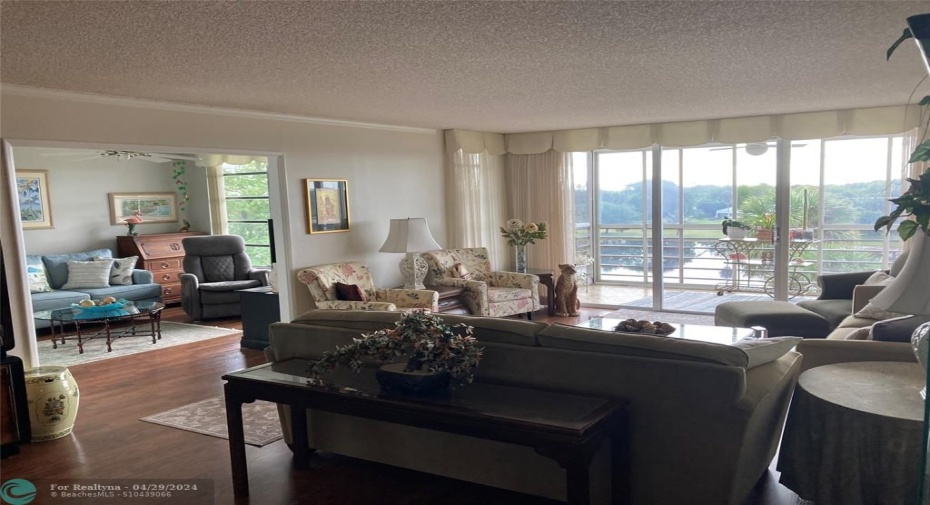 Open floor plan that's ideal for entertaining!
