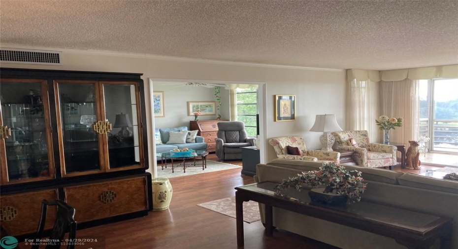 Note the easy cleaning laminate floors.
