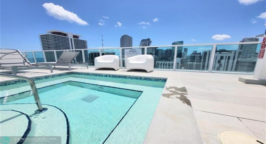 Rooftop Pool & Jacuzzi Stunning Views