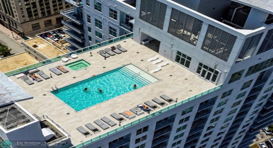 Rooftop Pool & Jacuzzi Stunning Views