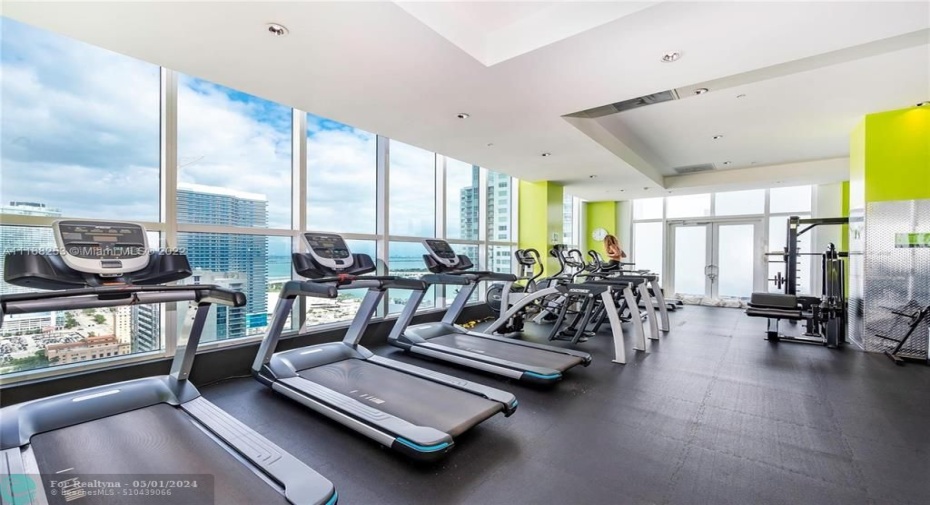 Rooftop Gym & Sauna Stunning Views