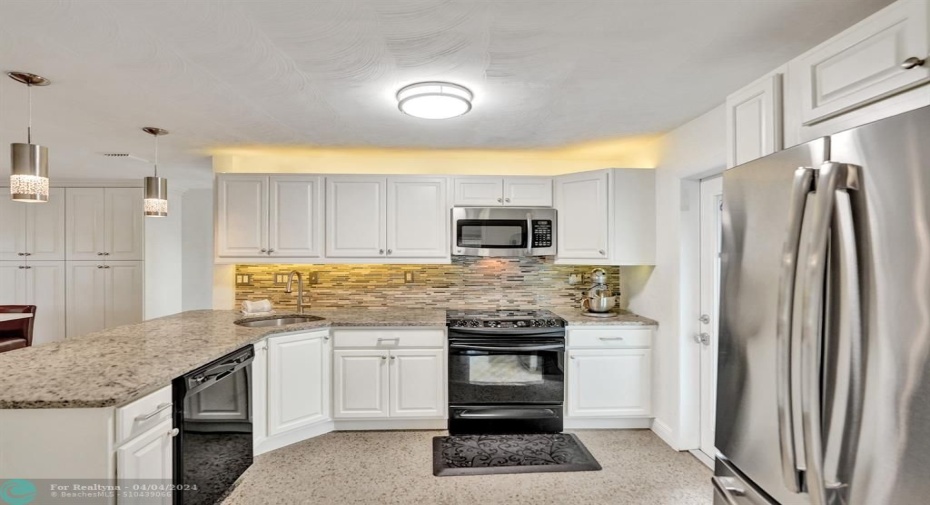 Kitchen w/cooking counter