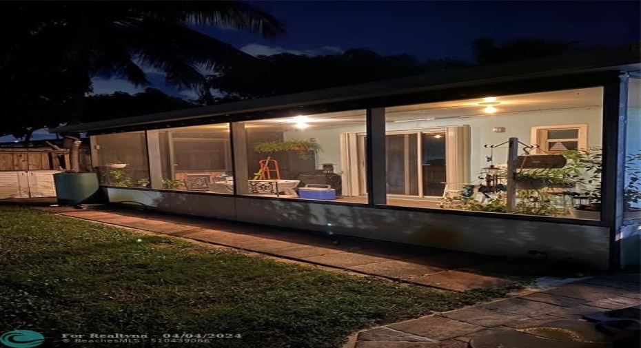 Large Screened in Porch