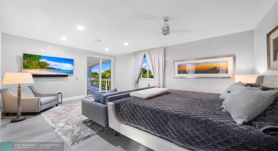 King size bed with access to covered terrasse overlooking the pool & lush tree canopies. Mounted TV, ceiling fan, black out shades & curtains.