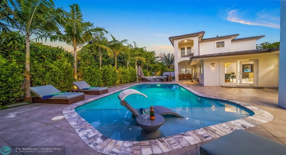 Can you see yourself relax by the pool with such a set up?