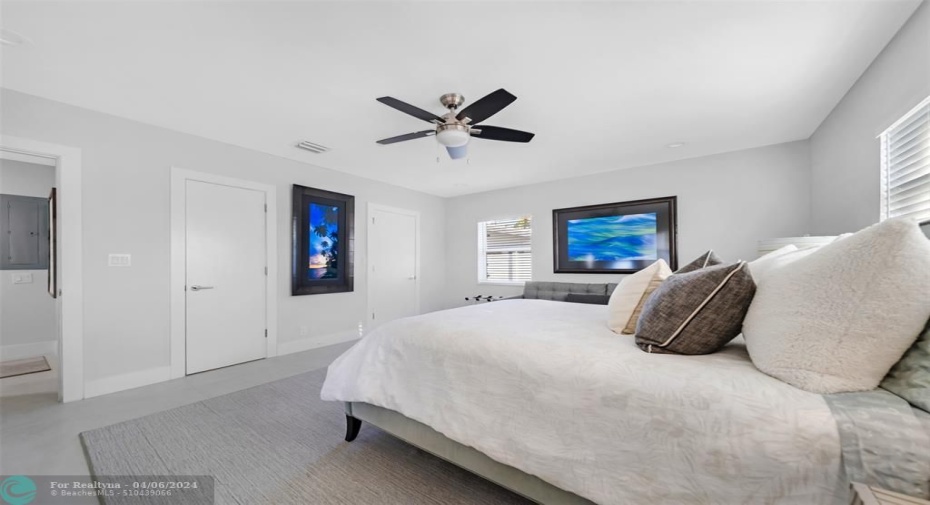3rd bedroom with en suite bathroom, closet, Queen sized bed, luxury bedding & matress.