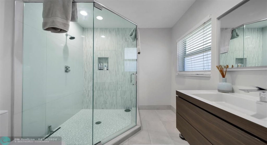 en suite bathroom to 3th bedroom.