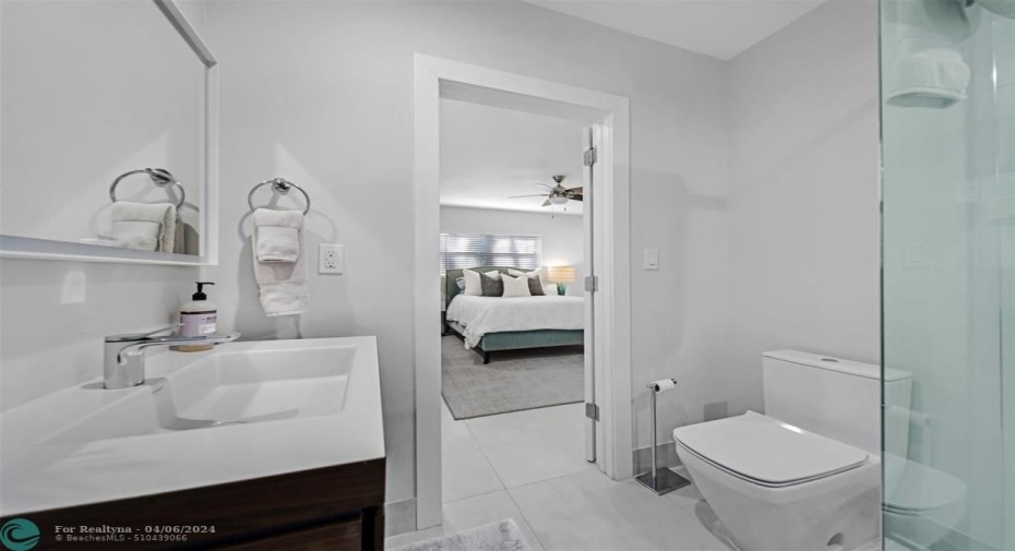 Bathroom view to 3th bedroom.