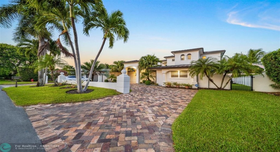 Large circular driveway, fits up to 9 cars.