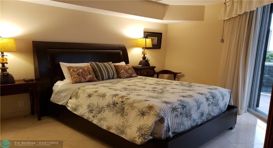 Guest bedroom (queen bed)