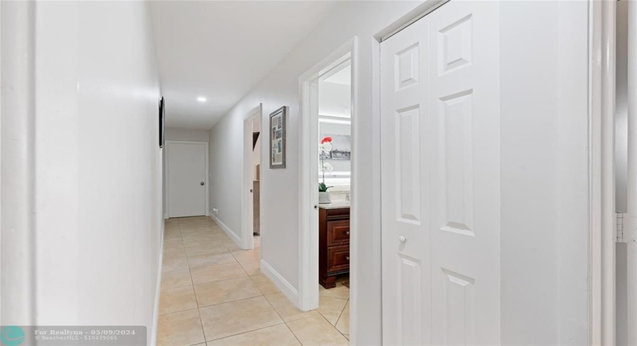 Hallway/linen closet.