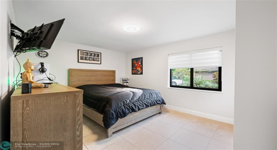 Middle bedroom/office/den - w/ full size closet.