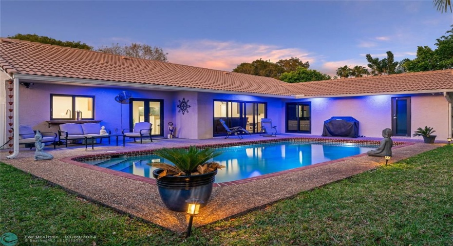 LED multi-colored/white lighting, perfect for entertaining.