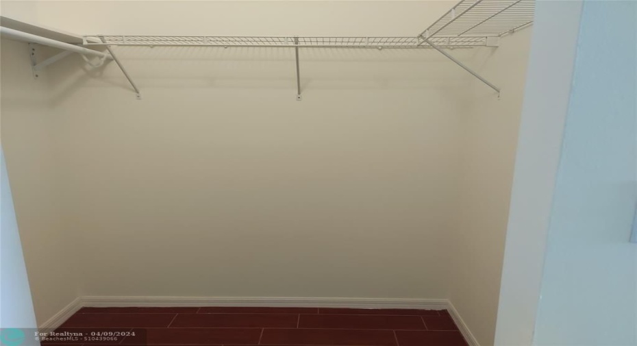 MASTER WALK-IN CLOSET