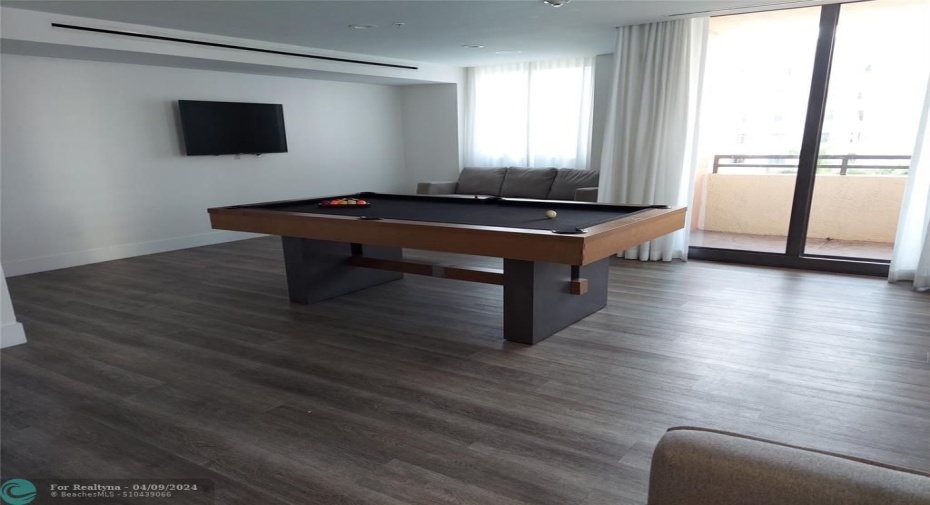 POOL TABLE