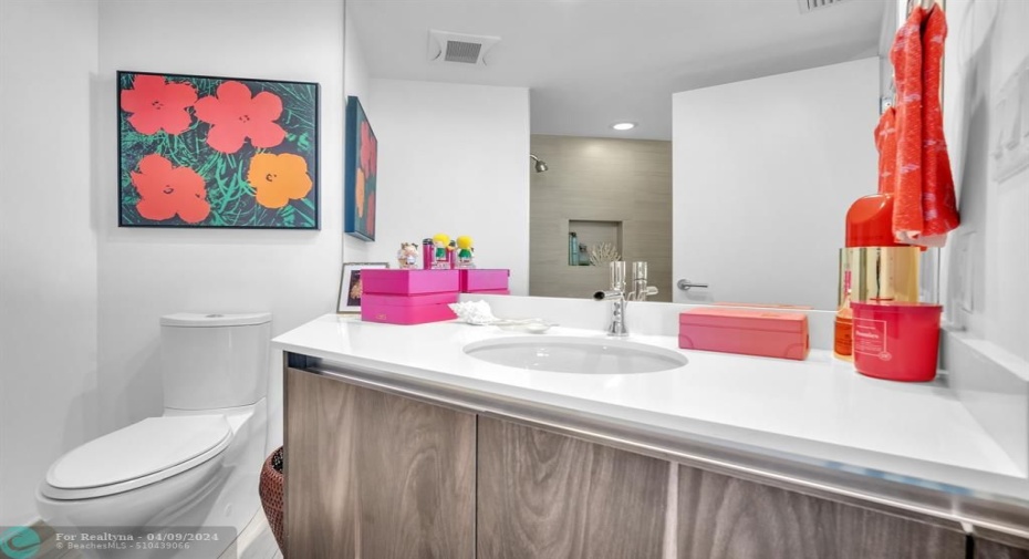 3rd Bedroom ensuite bath w tub/shower