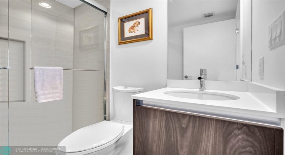 2nd bedroom ensuite bath w shower