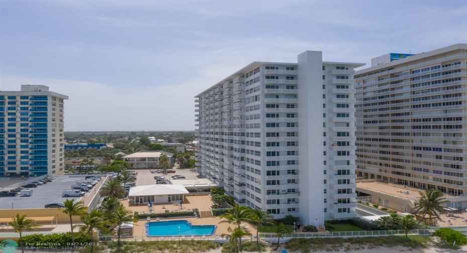 Building at pool at South side