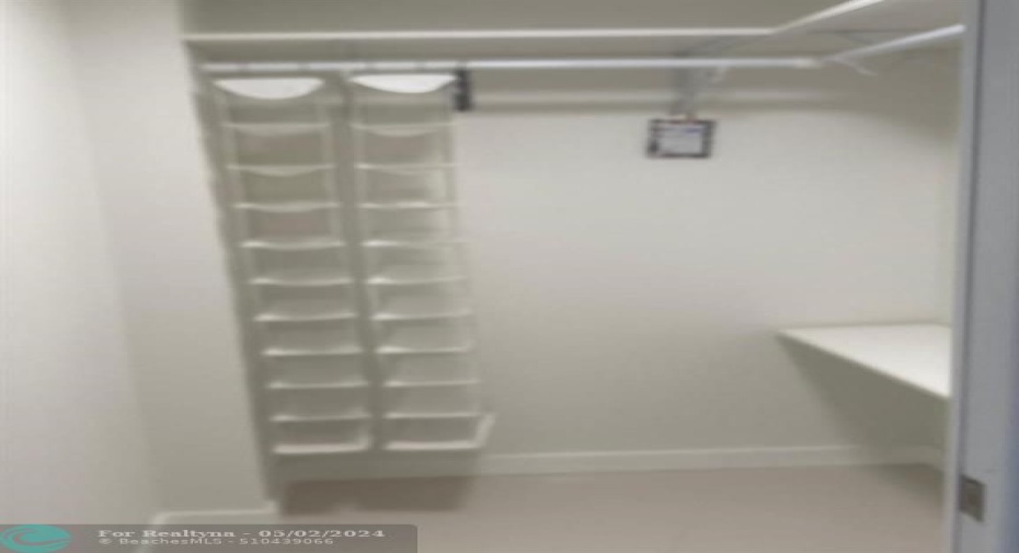 WALK-IN CLOSET