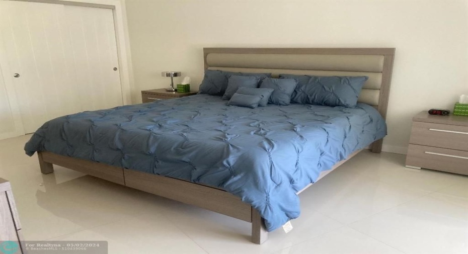 KING SIZE BED IN PRIMARY SUITE
